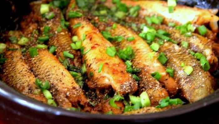 Cá để chọn làm món cá kho tiêu miền Nam có thể là các loại cá đồng tươi, dễ tìm, thịt ngon béo như cá lóc, cá bống, ...